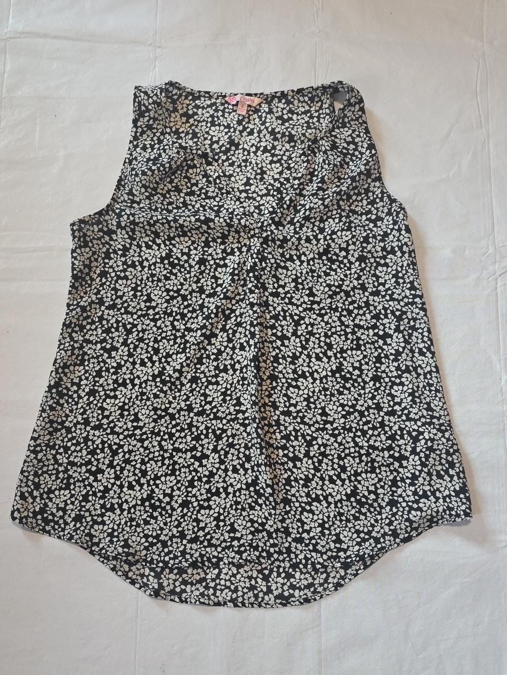Candie's Women's Flowy Sleeveless V-Neck Black White Ditzy Floral Shirt S